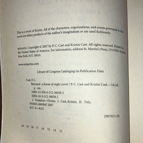 Book two House of Night series  Betrayed by P.C.Cast + Kristin Cast - Picture 4 of 7